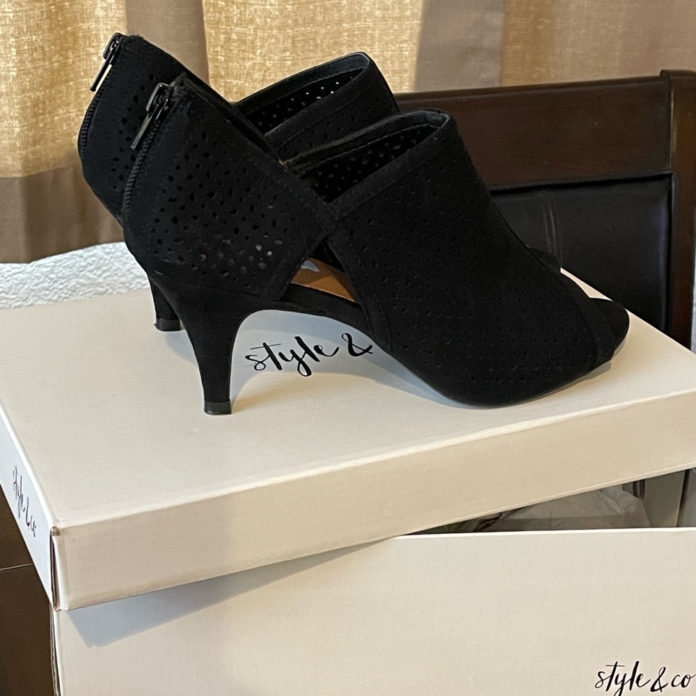 Black Style and Company peekaboo heels size 8